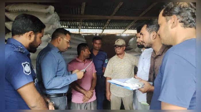 চৌগাছায় ১৩.৫৫ টন সার জব্দ, দোকানিকে জরিমানা
