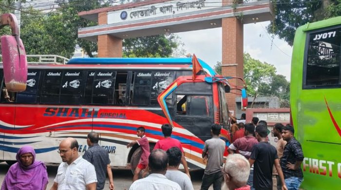নেতা আটকের প্রতিবাদে দিনাজপুরে বাস চলাচল বন্ধ