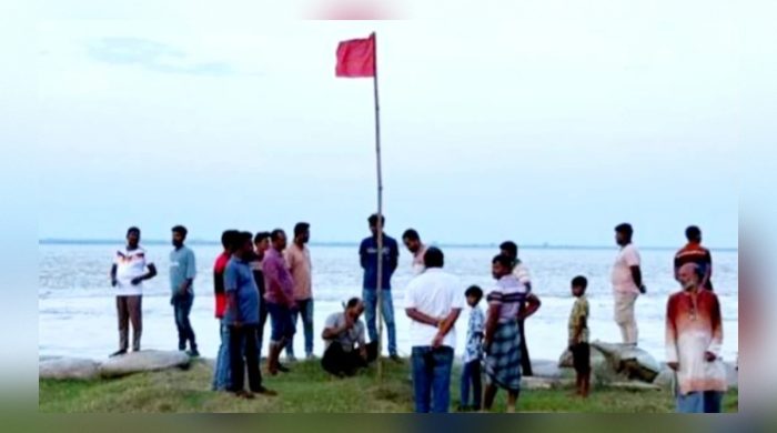 পদ্মার বালুমহালে অবৈধতা ঠেকাতে কুষ্টিয়ায় লাল পতাকা