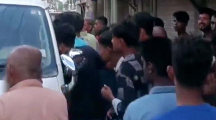 বিয়ের পর বাড়ি ফেরার পথে নববধূকে তুলে নেওয়ার অভিযোগ