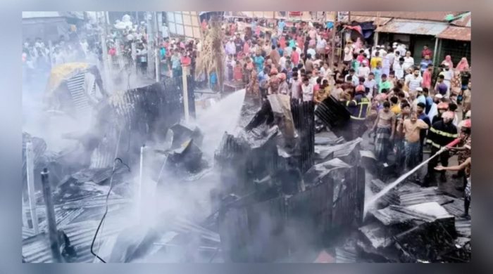 ভোরের আগুনে রায়গঞ্জের নিমগাছিতে সাত দোকান পুড়ে ছাই