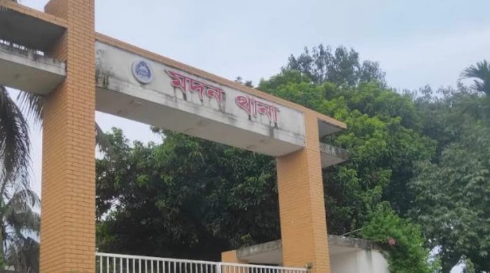 মদনে সহকর্মীর বিরুদ্ধে জোরপূর্বক সম্পর্কের অভিযোগ