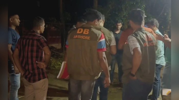 যশোরে বটিতে মাকে হত্যা, শিক্ষক ছেলে পলাতক