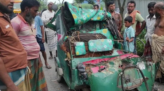 শিয়ালকোলে দাঁড়িয়ে থাকা ট্রাকে সিএনজির ধাক্কা, নিহত ২