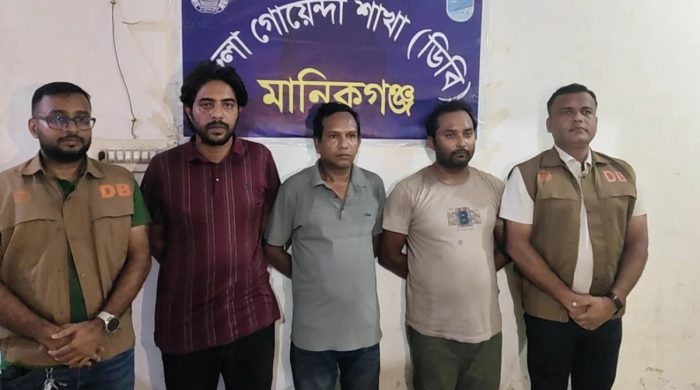 সরকারি অ্যাম্বুলেন্সে ১,৫০০ ইয়াবা, চালকসহ আটক ৩