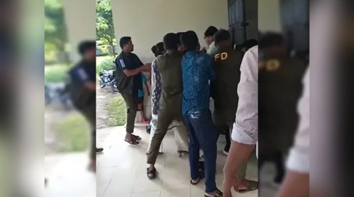 সাফারি পার্কে ময়লা নিয়ে বাগ্‌বিতণ্ডা, আহত ৮