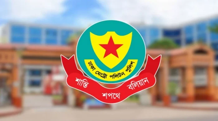 রাজধানীর যাত্রাবাড়ী থানার সামনে ককটেল বিস্ফোরণের ঘটনায় চারজনকে গ্রেপ্তার করেছে ঢাকা মহানগর পুলিশের (ডিএমপি) গোয়েন্দা ওয়ারী বিভাগ। গ্রেপ্তার ব্যক্তিদের মধ্যে রায়হান উদ্দিন নামে একজন রয়েছেন। তার দেওয়া তথ্যের ভিত্তিতে লালবাগের জেন সাহা রোড এলাকা থেকে চারটি অবিস্ফোরিত ককটেল উদ্ধার করা হয়েছে বলে জানিয়েছে পুলিশ।