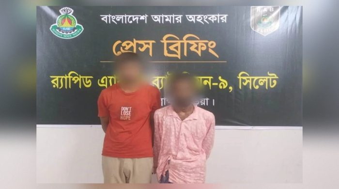 অনলাইনে জুয়া খেলার সময় সেলুন থেকে গ্রেপ্তার ২