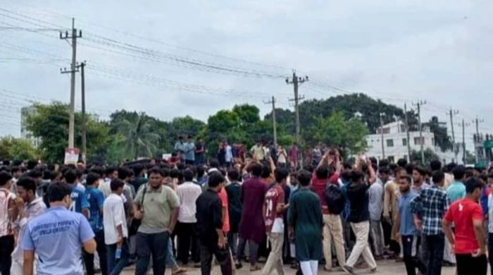 অপ্রতিম হত্যার বিচার দাবিতে মহাসড়কে শিক্ষার্থীদের বিক্ষোভ