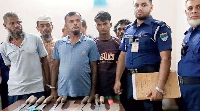 আদালতে হাজিরা দিতে এসে অস্ত্রসহ গ্রেফতার ১১