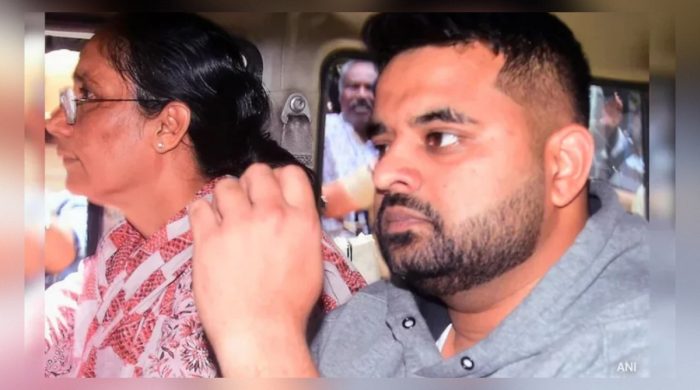 কারাগারে সাবেক এমপির ফোন, মিলল পর্নো ভিডিও