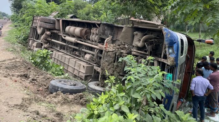 কালীগঞ্জে বাস খাদে, আহত অন্তত ২০ যাত্রী