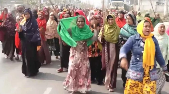 কুষ্টিয়ায় আমীর হামজার বক্তব্যের প্রতিবাদে মহিলা দলের ঝাড়ু মিছিল