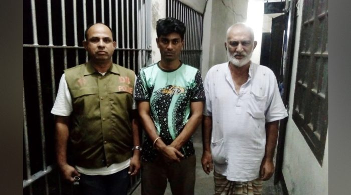 কুষ্টিয়ায় গাঁজাসহ বাবা-ছেলেকে গ্রেফতার, বাবার বিরুদ্ধে ৪ মামলা