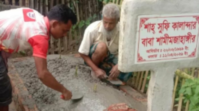 কুষ্টিয়ার দৌলতপুরে পীরের কবর ঢালাই করে দিল পুলিশ