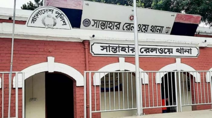 চলন্ত ট্রেনে ধর্ষণের অভিযোগ, প্রত্যাহার চার পুলিশ সদস্য