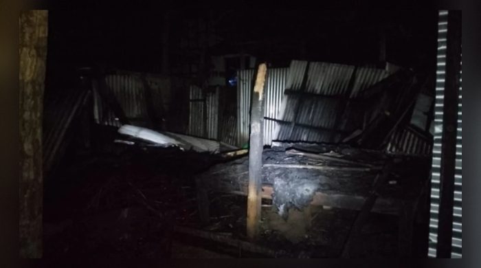 জুয়ার টাকা না পেয়ে বসতঘরে আগুন, দুই ভাই পলাতক