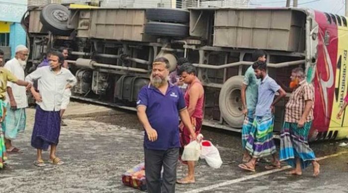 ত্রিশালে বাসের ধাক্কায় নিহত ২, আহত ১০