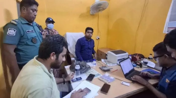 দলিল রেজিস্ট্রিতে ঘুষ, দুই লাখ টাকাসহ তিনজন আটক