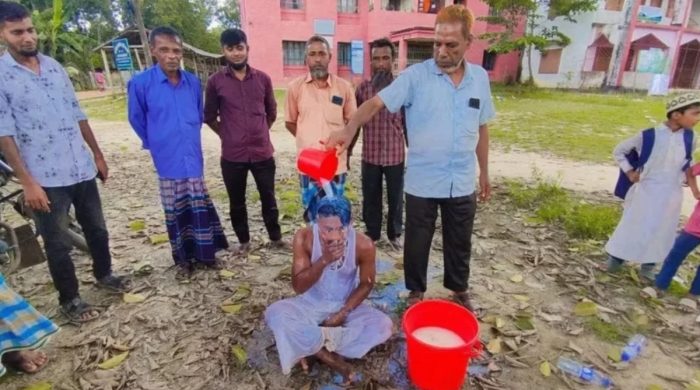 দুধে গোসল করে অনলাইন জুয়া ছাড়ার শপথ যুবকের