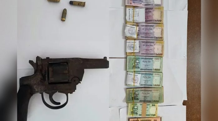 ধানমন্ডিতে ৩৮ লাখ টাকা লুট, অস্ত্র-গুলিসহ আটক ৮
