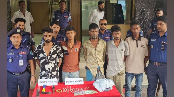 নারায়ণগঞ্জে দিনদুপুরে স্বর্ণের দোকানে ডাকাতি, গ্রেপ্তার ৫