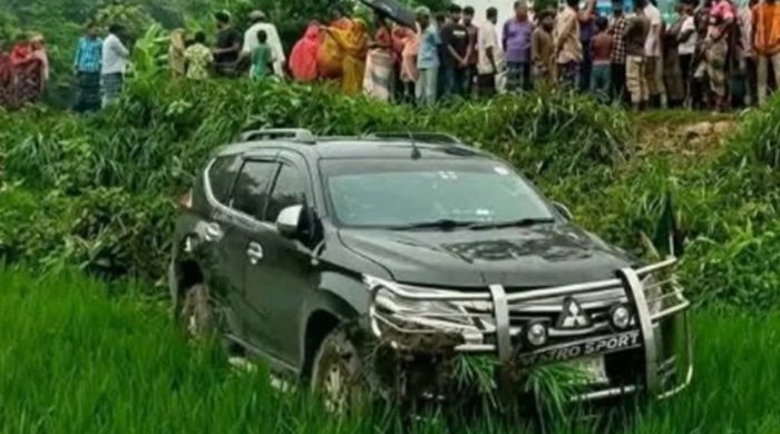 নারীকে বাঁচাতে গিয়ে ধানখেতে প্রতিমন্ত্রীর গাড়ি