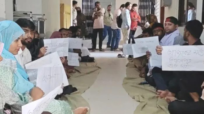 নিয়োগপত্রের দাবিতে জামালপুরে ৫১ শিক্ষকের অনশন