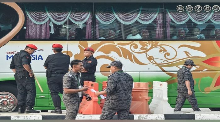 নিরাপত্তা ঝুঁকি উপেক্ষা করে রোহিঙ্গাদের ফেরাচ্ছে মালয়েশিয়া