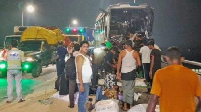 পদ্মা সেতুতে ওভারটেক করতে গিয়ে বাসের ধাক্কা, আহত ৯