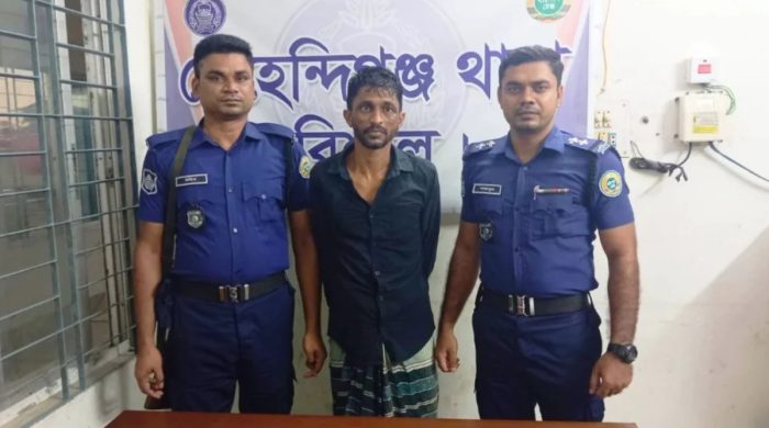 পুলিশকে ‘ডাকাত’ বলে পিটিয়ে হ্যান্ডকাফ পরা আসামি ছিনতাই