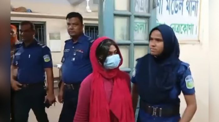 ফ্যামিলি কার্ডের কথা বলে টাকা নেওয়া এনসিপি নেত্রী গ্রেপ্তার