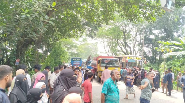 বরিশাল মহাসড়কে বাসের ধাক্কায় প্রাণ গেল নারীর