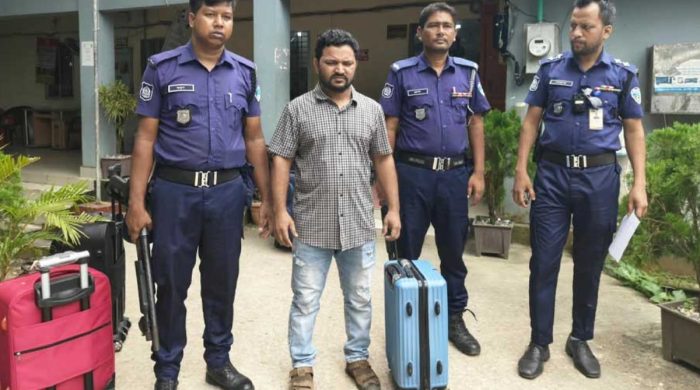 ভারতে যাওয়ার পথে ইমিগ্রেশনে ধরা স্বেচ্ছাসেবক লীগ নেতা