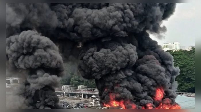 মহাখালীতে পুরোনো ভবনে আগুন, ঘটনাস্থলে ফায়ারের ৩ ইউনিট