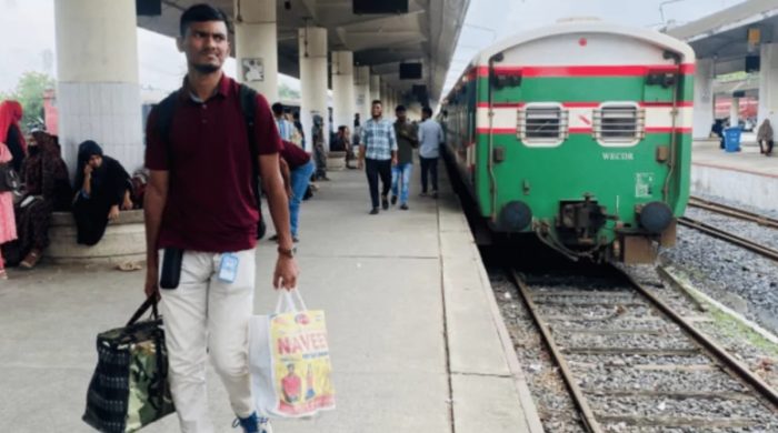 শিক্ষার্থী মারধরের জেরে উত্তপ্ত রাজশাহী স্টেশন, চার রেলকর্মী বরখাস্ত