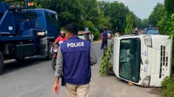 শিশুকে রক্ষা করতে গিয়ে পুলিশের পিকআপ উল্টে প্রাণ গেল সদস্যের