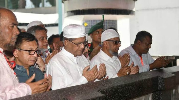 সিলেটে প্রথম সফরে শাহজালাল-শাহপরাণ মাজারে রাষ্ট্রপতি