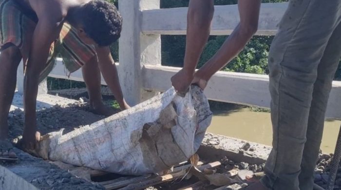 ১০ কোটি টাকার সেতুর ফুটপাতে বাঁশ দিয়ে ঢালাই