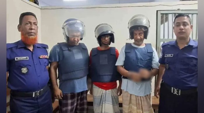 আইভীর জামিনের দিন আদালত প্রাঙ্গণে স্লোগান, গ্রেপ্তার ৩
