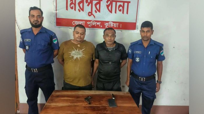 কুষ্টিয়ায় মহাসড়কে পেয়ারা ব্যবসায়ীর গাড়ি থামিয়ে ছিনতাইচেষ্টা, আটক ২