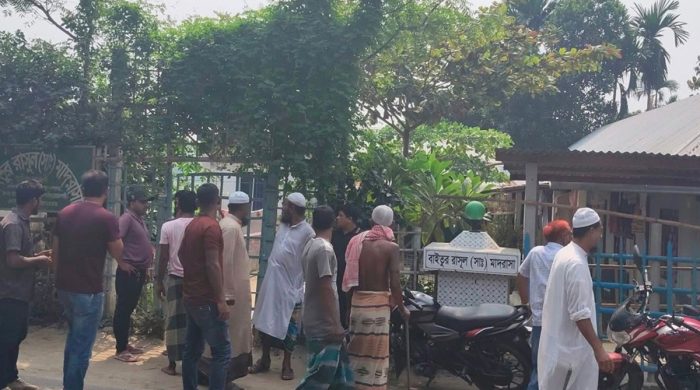 ঘুমন্ত শিশুকে ডেকে নেওয়ার অভিযোগ, মাদরাসাশিক্ষক পলাতক