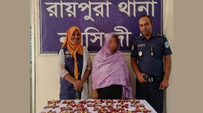 নরসিংদীতে চলন্ত বাসে মিলল ১৪০ রাউন্ড গুলি, আটক নারী