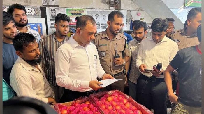 নিত্যপণ্যের বাজারে অভিযান, ১০২ প্রতিষ্ঠানে ১০ লাখ টাকা জরিমানা