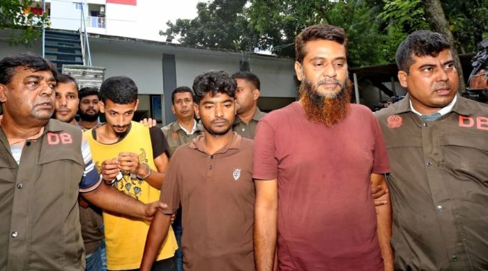 পুলিশ সেজে ১০২ ভরি স্বর্ণ লুট, ৮৮ লাখ টাকাসহ গ্রেপ্তার ৪