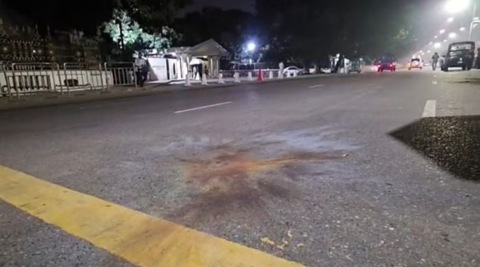 প্রধানমন্ত্রীর কার্যালয়ের সামনে ককটেল হামলা, আটক ৩