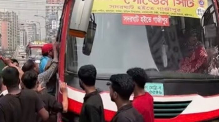 প্রেস ক্লাবের সামনে অটোচালকদের অবরোধ, বাসে হামলা