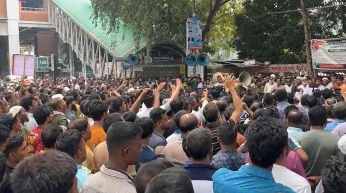 বিদ্যুৎ সংযোগ ফেরানোর দাবিতে প্রেস ক্লাবের সামনে অটোরিকশাচালকদের অবরোধ