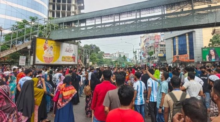 মজুরি বৃদ্ধির দাবিতে মিরপুরে ফের শ্রমিক বিক্ষোভ, স্থবির যান চলাচল