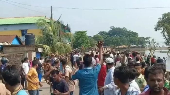 মাইকে ঘোষণা দিয়ে জড়ো, পুলিশের সামনেই সংঘর্ষে আহত ৩০